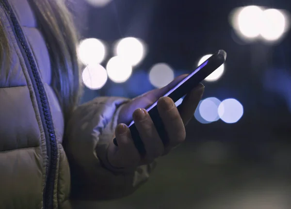 Jovem Segura Seu Telefone Algum Texto Cidade Noite Inverno — Fotografia de Stock