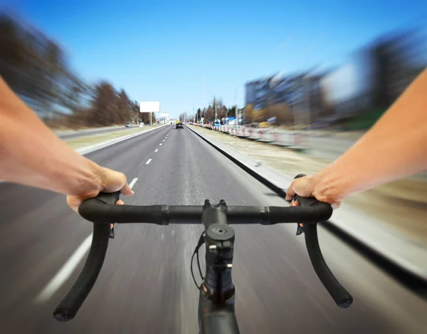 Ciclista Está Andando Pela Estrada Asfalto — Fotografia de Stock