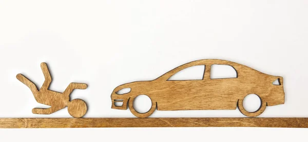 Dřevěné Hračky Malý Muž Auto Bílém Pozadí Pojem Dopravní Nehoda — Stock fotografie