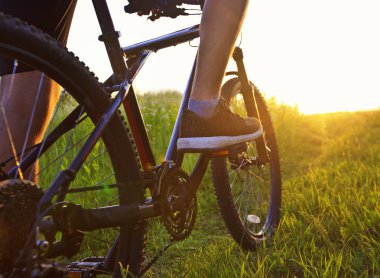 Genç adam bir sürü ile yolda bisikletsürme 