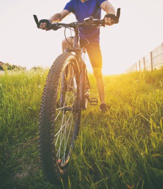 Genç adam bir sürü ile yolda bisikletsürme 