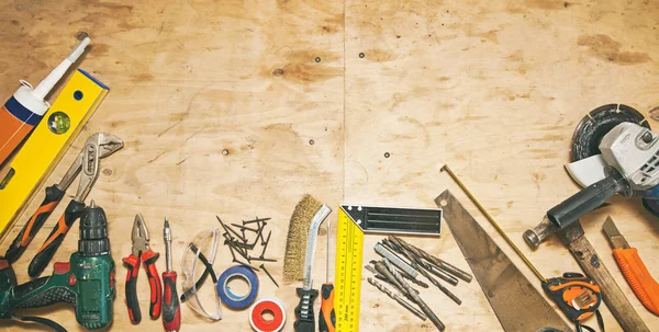 Ahşap kirli masada farklı araçlar bir sürü