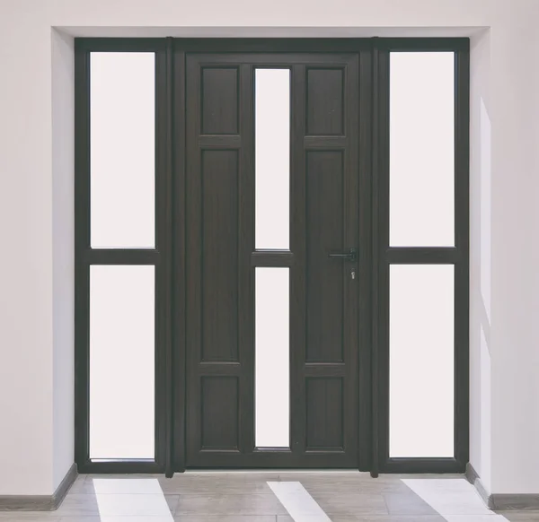 Grandes portes d'entrée marron avec espaces blancs au lieu de verre — Photo