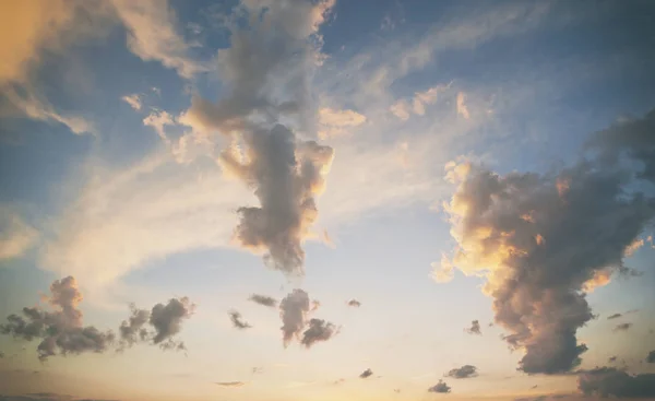 Céu de noite bonito com nuvens castanhas profundas — Fotografia de Stock