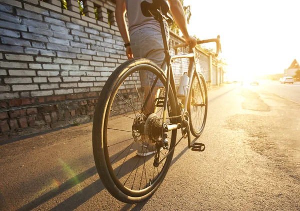 Молодой парень на велосипеде идет по дороге — стоковое фото