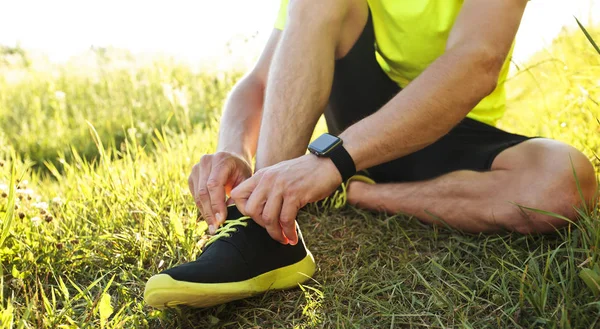 One young man is jogging cross-country through the pathway in th — Stock Photo, Image