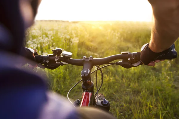 Le jeune homme est en vélo à travers le chemin avec beaucoup de — Photo