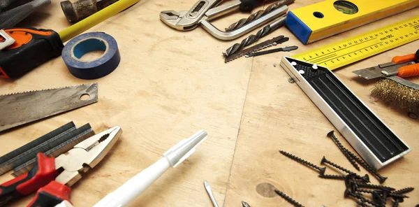 Beaucoup d'outils différents sur la table sale en bois — Photo