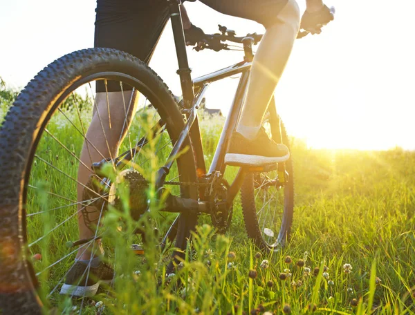 Молодий чоловік їде на велосипеді через стежку 