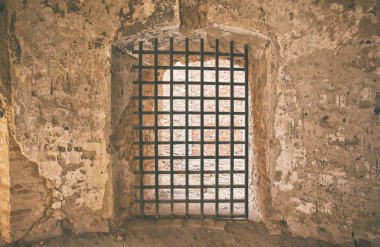 Kalede yaşlı terk edilmiş kapı