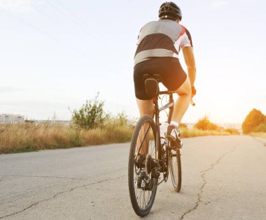 Bisikletçi asp tarafından şehir dışında onun yol bisikleti üzerinde eğitim
