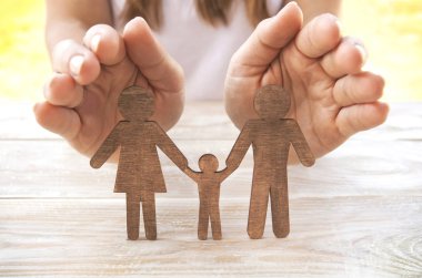 Kadının elleri anne, baba ve th ahşap heykelcikler korumak