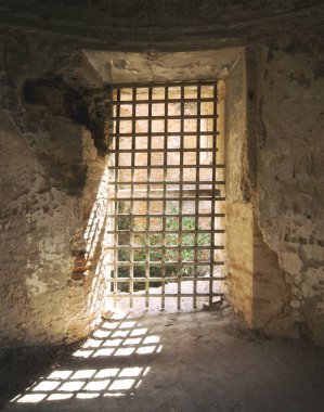 Kalede yaşlı terk edilmiş kapı