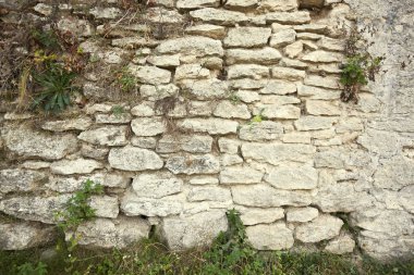 Tuğla ve çimentodan yapılmış eski duvar