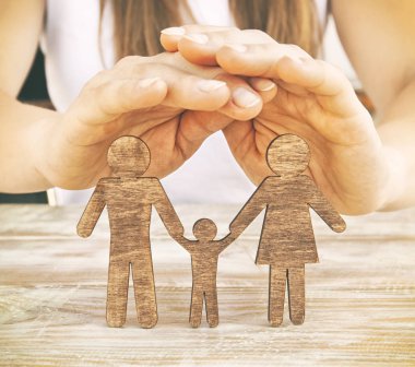 Kadının elleri anne, baba ve th ahşap heykelcikler korumak