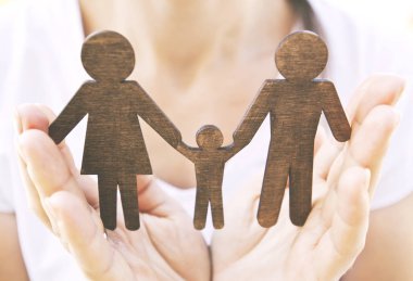 Woma anne, baba ve çocuklarının ahşap heykelcikler