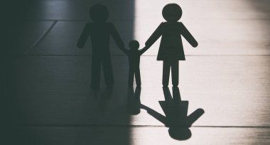 Yerde anne, baba ve çocuklarının ahşap heykelcikleri