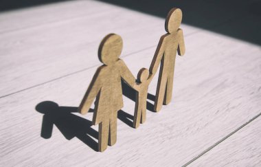 Ağaçüzerinde anne, baba ve çocuklarının ahşap heykelcikleri