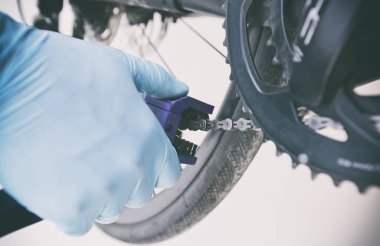 Tamirci atölyesinde yol bisikletini tamir ediyor.