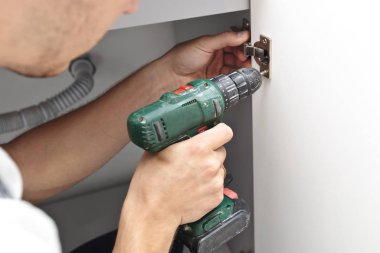 Marangoz mutfak montaj ve screwdriv ile çalışır