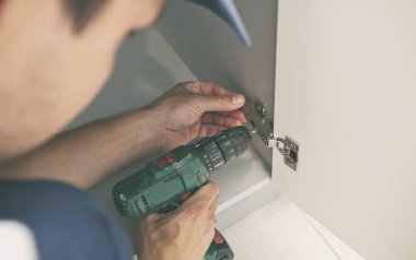Marangoz mutfak montaj ve screwdriv ile çalışır