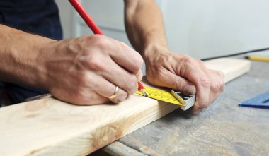 Marangoz tahta tahta üzerinde kalem le çizgi çizmek olduğunu