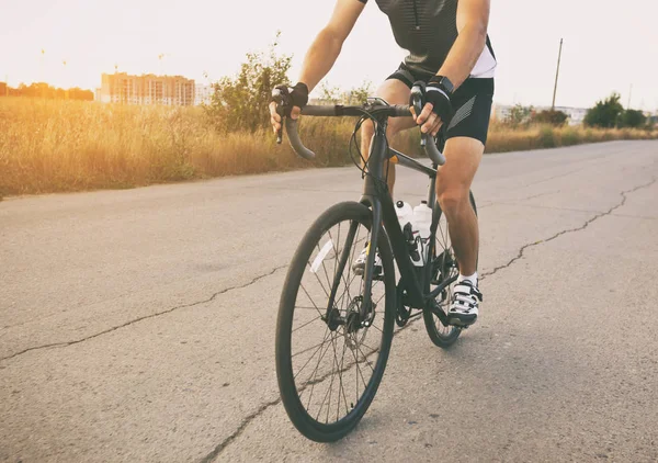 El ciclista está entrenando en su bicicleta de carretera fuera de la ciudad por asp — Foto de Stock