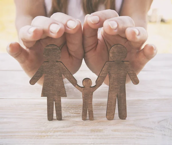 Woma anne, baba ve çocuklarının ahşap heykelcikler
