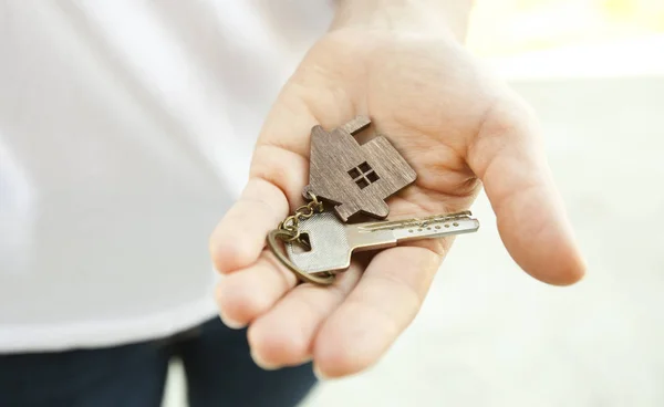 La llave mental de la puerta con baratija de madera en forma de casa i — Foto de Stock