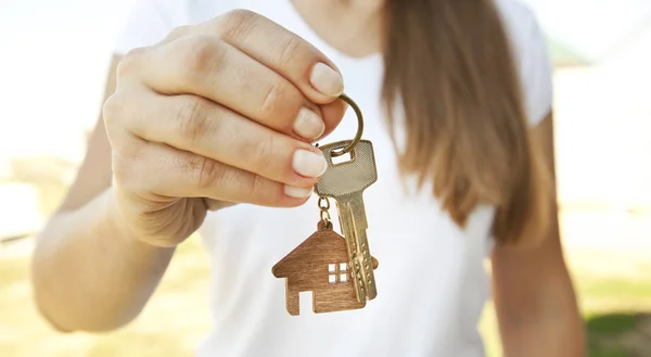 Der geistige Schlüssel von der Tür mit hölzernem Schmuckstück in Form von Haus i — Stockfoto