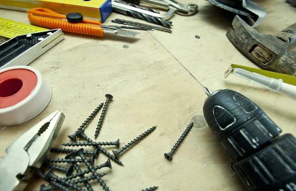Muchas herramientas diferentes en la mesa sucia de madera — Foto de Stock