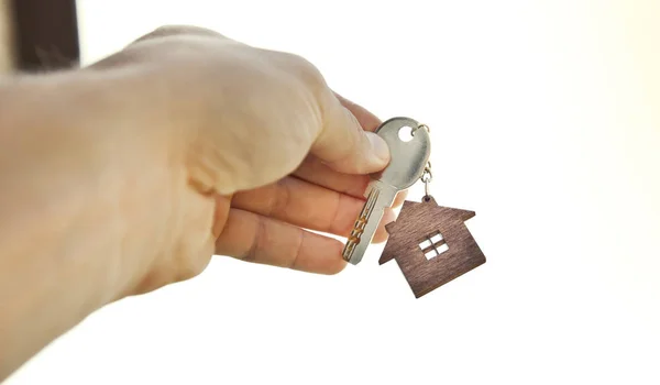 La llave mental de la puerta con baratija de madera en forma de casa i —  Fotos de Stock