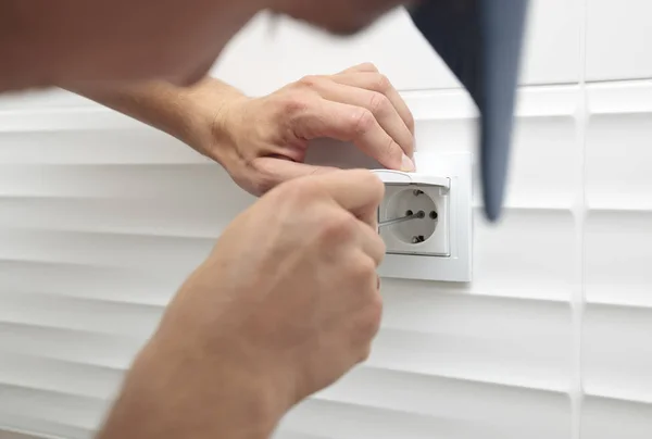 The process of installation of electrical sockets by electrician — Stock Photo, Image