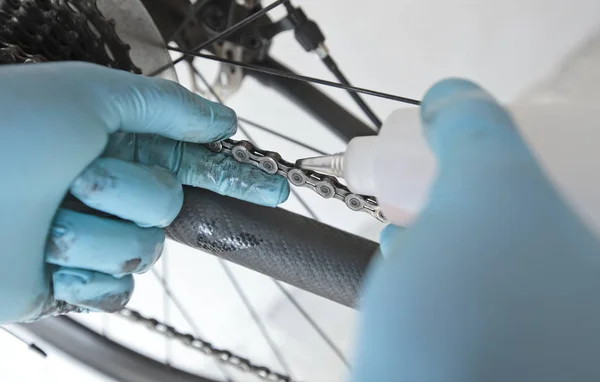 Il meccanico sta riparando la bicicletta stradale nella sua officina — Foto Stock