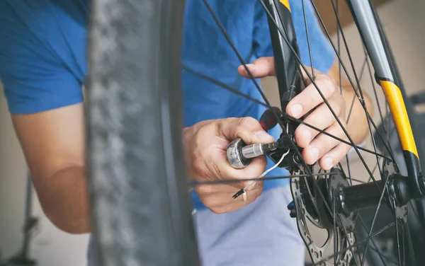 O mecânico está consertando a bicicleta de estrada em sua oficina — Fotografia de Stock