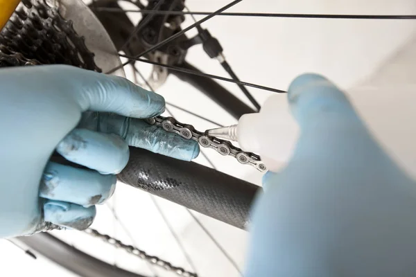 El mecánico está arreglando la bicicleta de carretera en su taller — Foto de Stock