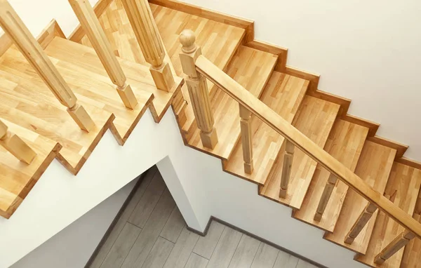 家の中で現代的な茶色の木製の階段 — ストック写真
