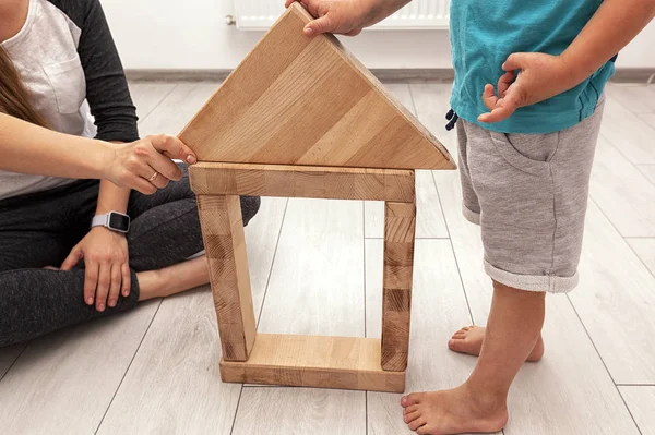 The son and mother is playing in the room and build the house fr — Stock Photo, Image