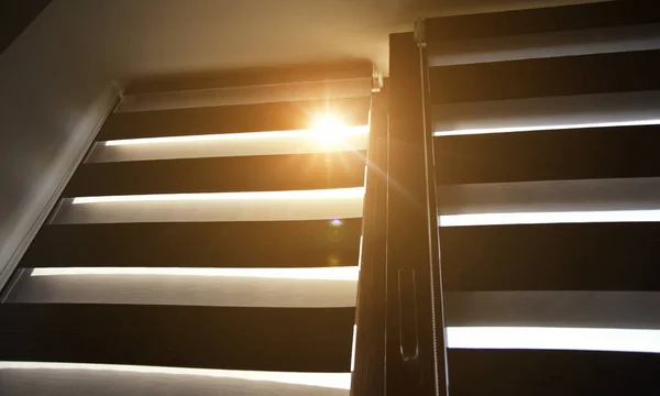 Sunlight enters the room through the blinds — Stock Photo, Image