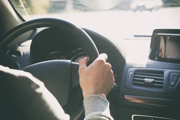 De jongeman die de moderne auto bestuurt op de asfaltweg — Stockfoto