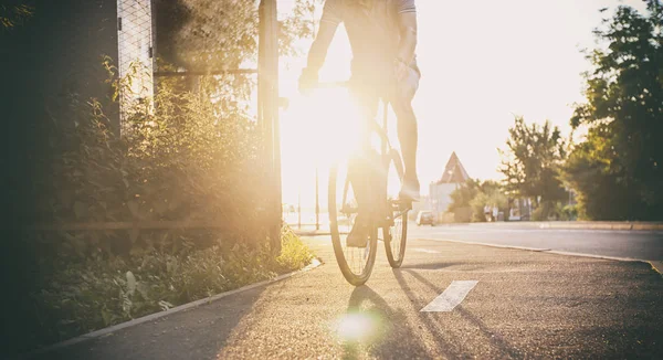 De jonge kerel rijdt de fiets door de stad — Stockfoto