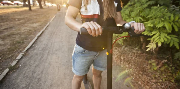 Giovane Donna Sta Cavalcando Sullo Scooter Elettrico Attraverso Città Serale — Foto Stock