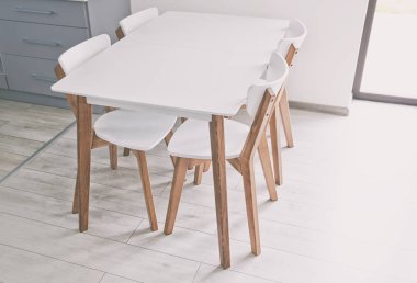 Yemek masası seti ve mutfaktaki tahta sandalyeler.