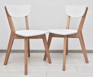 Mutfakta iki modern ahşap sandalye.