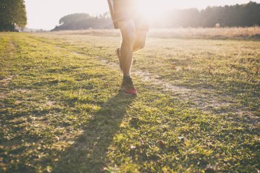 Genç bir adam, ülkenin karşıarası nda koşuyor.