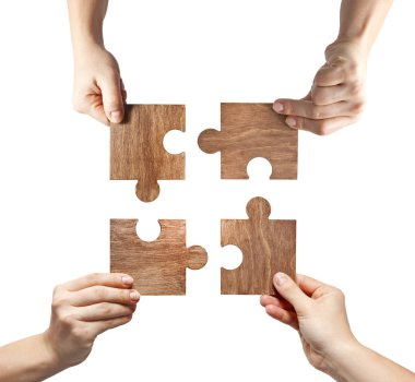 Kadınların elinde dört kahverengi tahta yapboz