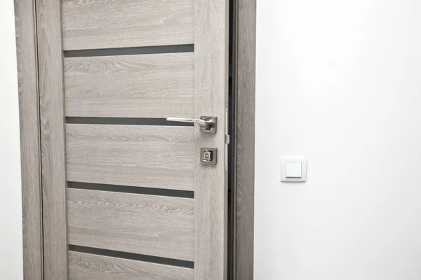 家の中の1つのブランドの新しい木製のドア — ストック写真