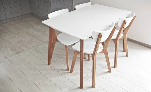 Eettafel en houten stoelen in de keuken — Stockfoto