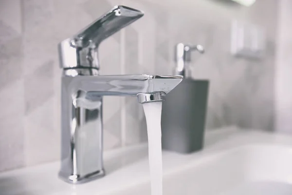 The modern metal faucet in the bathroom — ストック写真