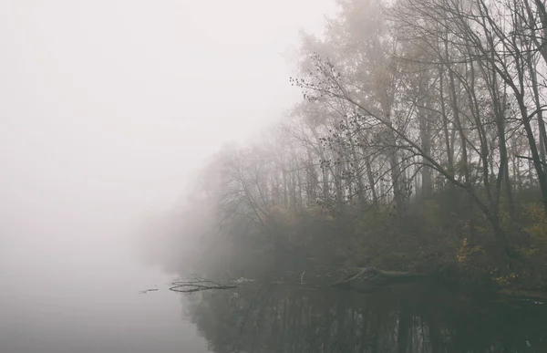 A sűrű köd a tó felett reggel — Stock Fotó